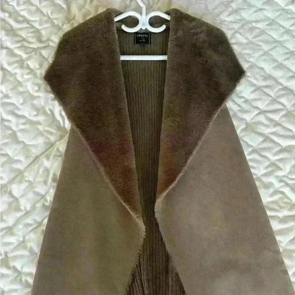 Woman’s fur coat jacket in dark brown - Picture 1 of 7